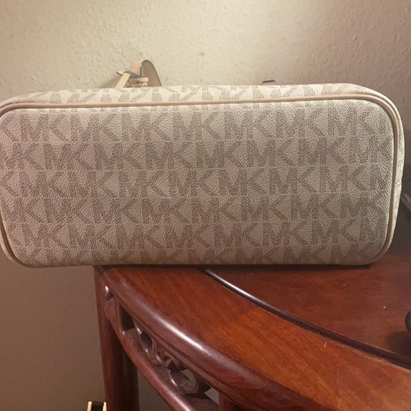 Micheal Kors Tote - Picture 8 of 15